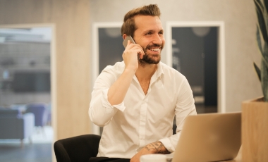 homme en télétravail