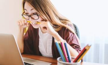 jeune fille panne internet